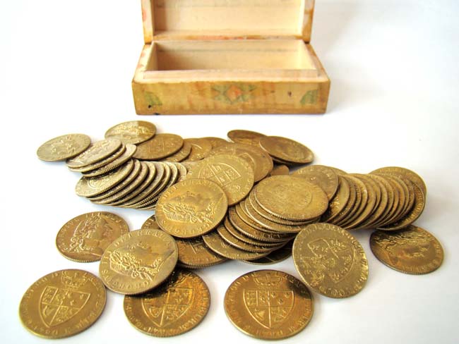 A boxed collection of 78 George III brass Gambling tokens dated 1790 with their original sycamore box. — image 6